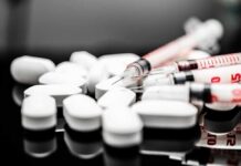 GLP-1 Drugs: Violence Signal Emerges White pills and syringes arranged on a reflective surface