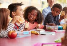 Sugar-Salt Blitz Rewires Tiny Brains children eating lunch at a table