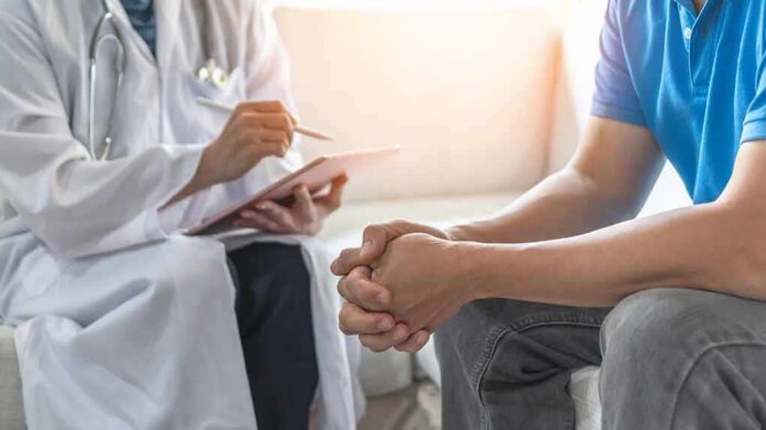 shutterstock_1489440323 Doctor consulting a patient on a sofa